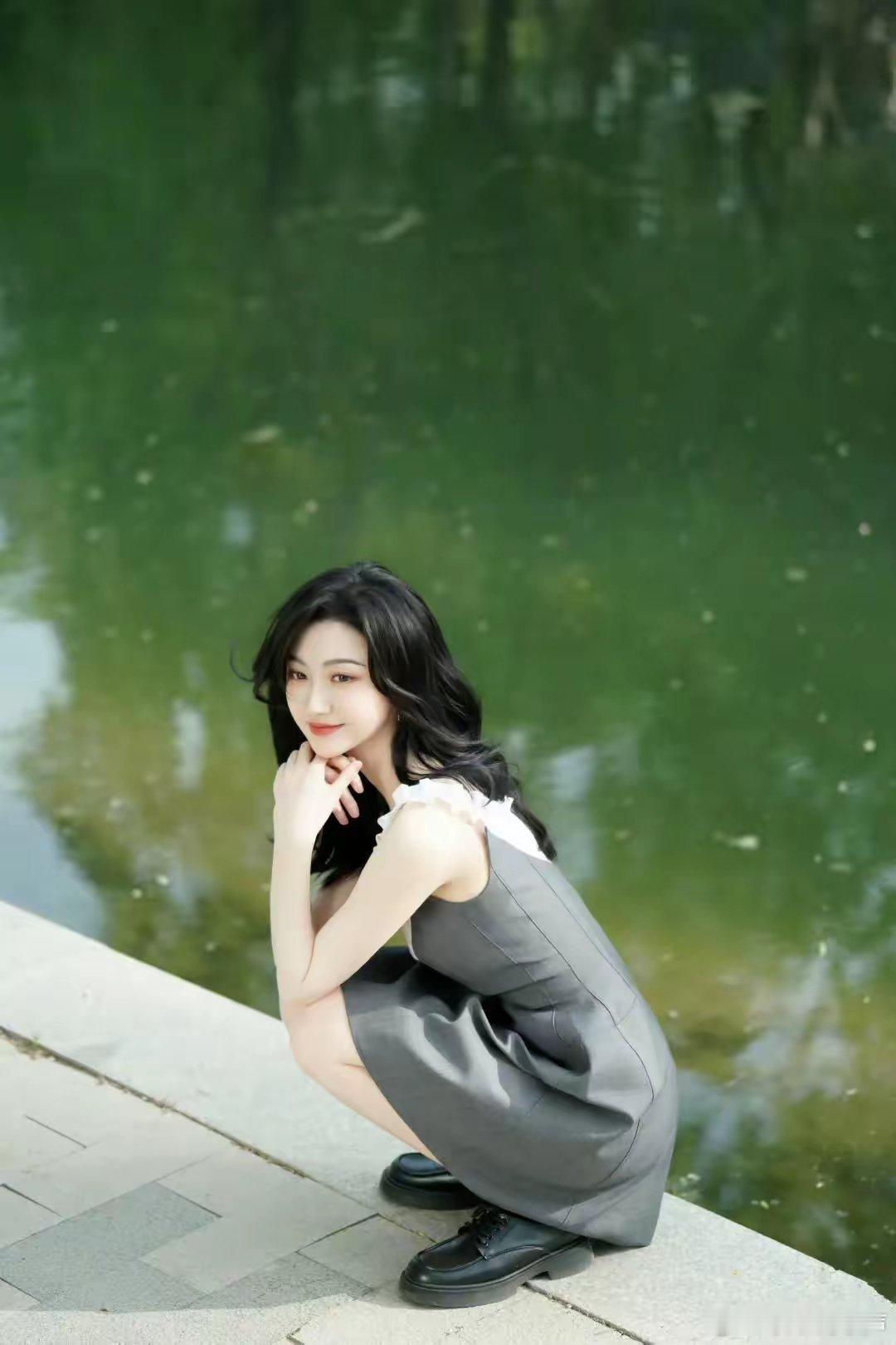 景甜 公园放风筝了，美美哒 ​​​