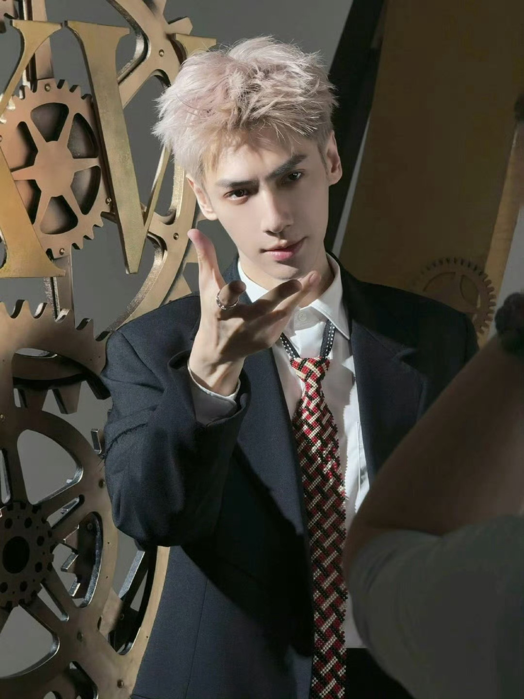 罗云熙出道十五周年了？这个15周年营业博状态比古装好啊！多拍现代剧吧，急需一部爆