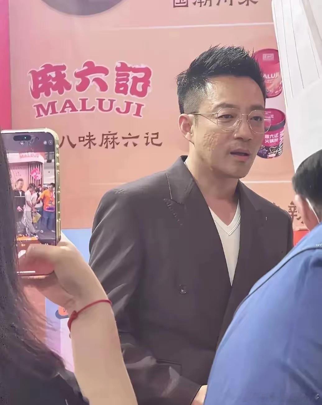 果然汪小菲平日开直播也用了美颜，这路人照太真实了，怪不得大S宁愿喜欢没有钱的具俊