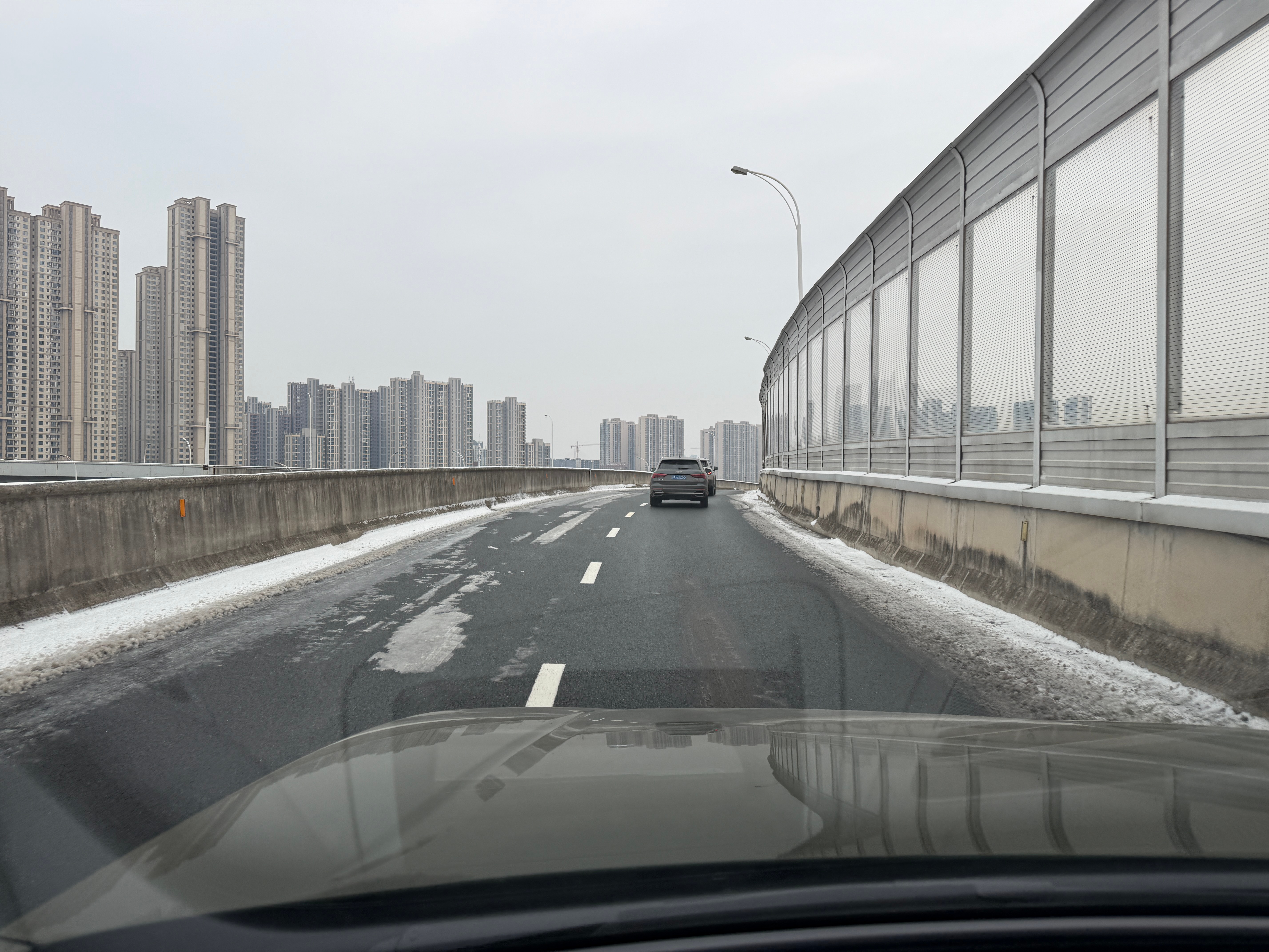 昨天救援完上的这个匝道位置，依然有少量的积雪和冰。 