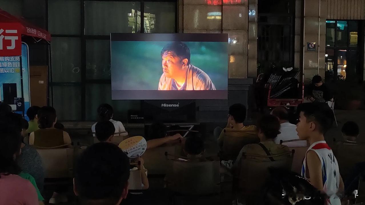 露天电影，儿时的回忆！
还记得30年前，大队部里半月一次的电影，雷打不动的不会错