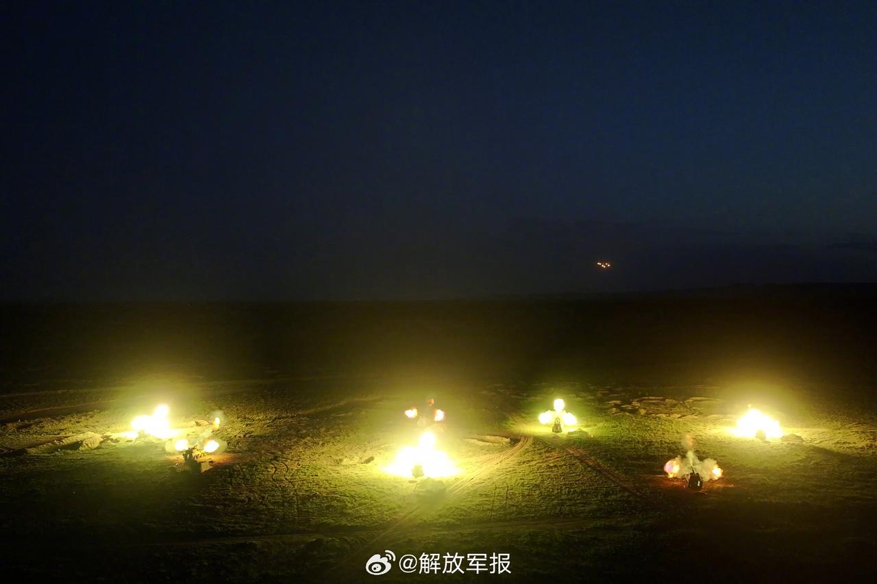 中型旅的大八轮122毫米自行榴弹炮，中型旅的主要支援火力，和后方的191型155