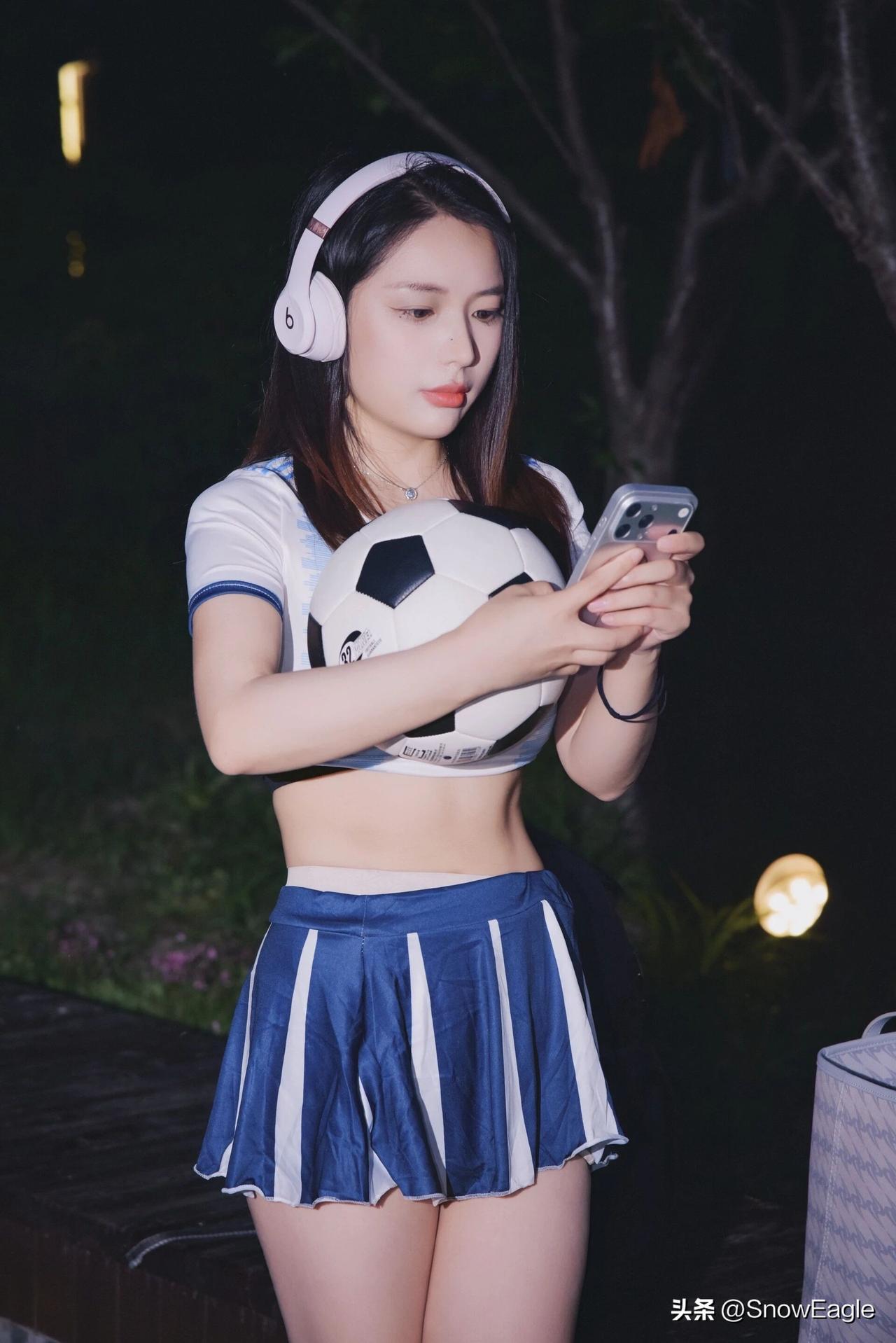 青春洋溢的夜晚，耳机里的音乐和足球简直是绝配，瞬间少女心爆棚！就像2026年美加