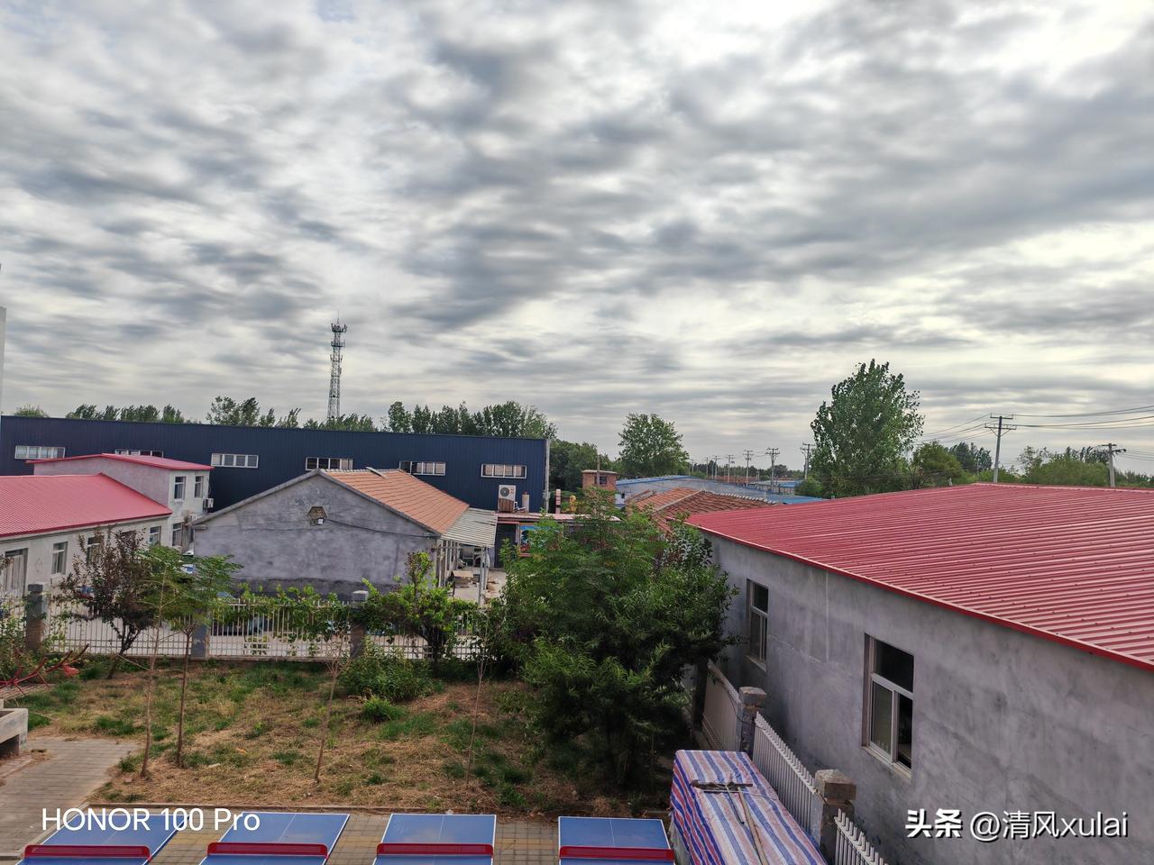 骑行在庆云县的商贸大街，凉风习习，行人匆匆，浸润了秋天的背影。秋天的脚步近了，一