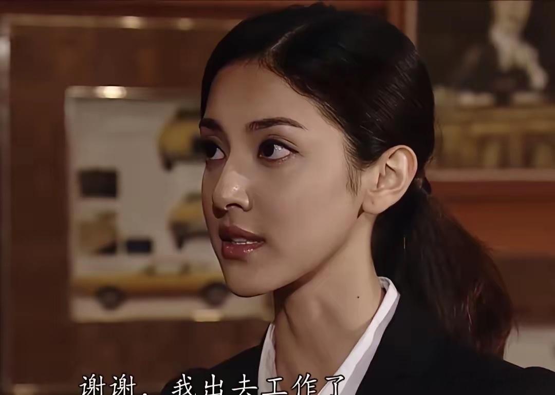 为啥她俩侧脸这么像？一样的高眉骨加深眼窝，骨相立体度拉满了，这就是浓颜大美女的魅