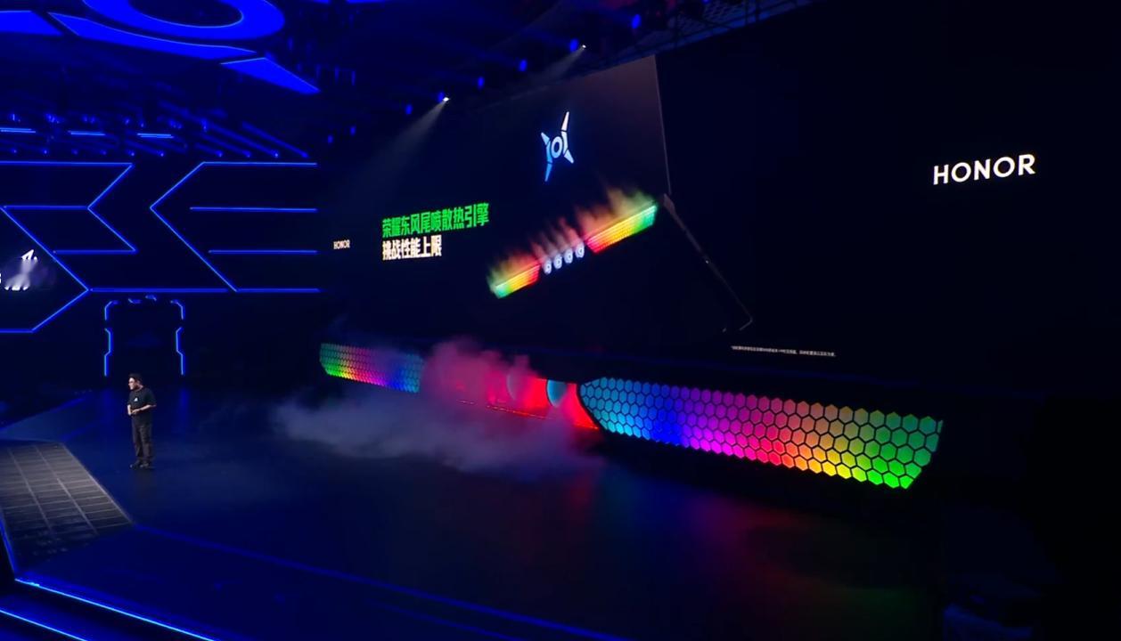 发布会开始就把核心配置亮出来了荣耀WIN游戏本，至高搭载RTX 5070Ti显卡