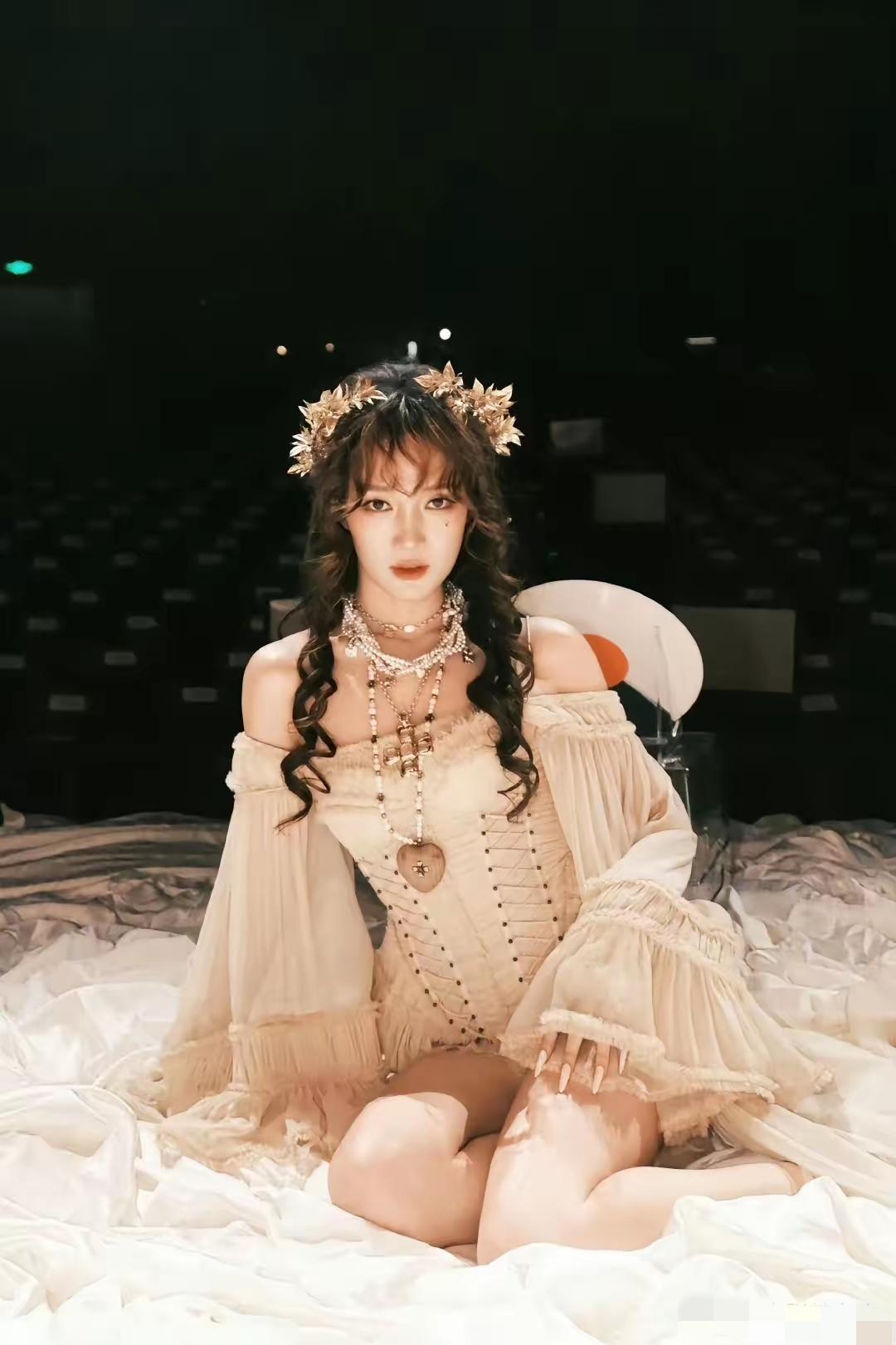 这事挺难理解的。一共才9个嘉宾，品牌方连9个人头都数不清吗？而且，连嘉宾没进场都