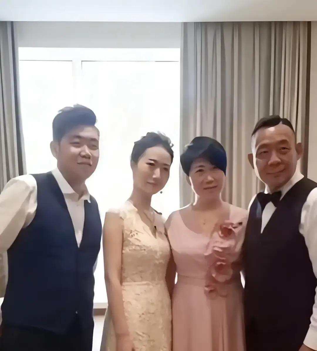 一张合影，炸出多少人的伪装。
于东来一家四口，穿得像你家楼下遛弯的邻居。
没名牌