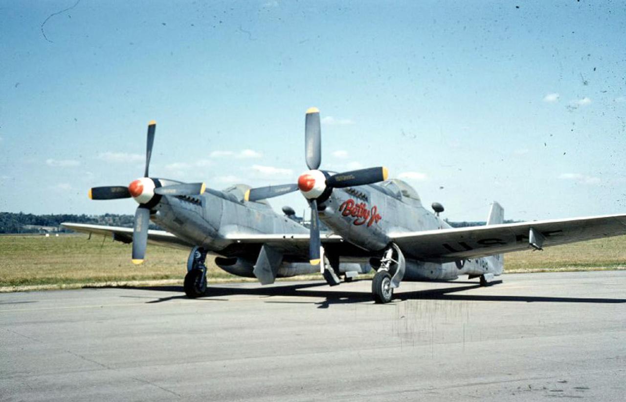 战机欣赏：美国北美F-82“双野马”战斗机。二战期间，美国陆军航空队需要一种远程