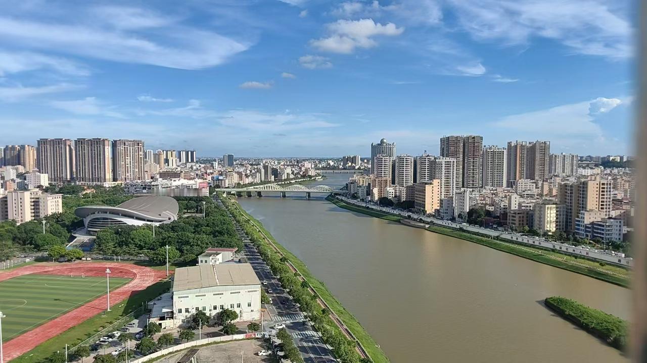 渔歌子·罗江春晓
       周兴华
似火晨曦映碧流，
罗江春晓胜丹丘。
堤畔