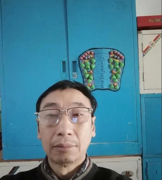 别再只盯着台海硝烟与大国博弈了！真正让人不寒而栗的，是两场悄无声息的“战争”：一