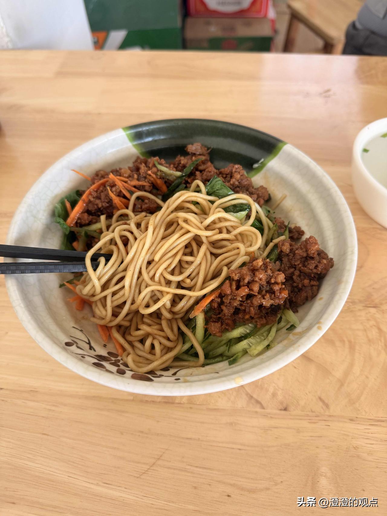 今天碳水拉满！一碗地道老北京炸酱面🍜
筋道的面条裹满酱香浓郁的肉燥，黄瓜丝脆爽