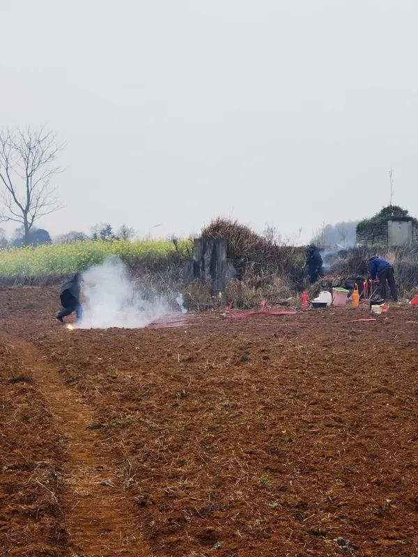 给已故的老人烧纸不该取消。烧纸并非封建迷信，而是对先辈追思与怀念的体现，是对传统