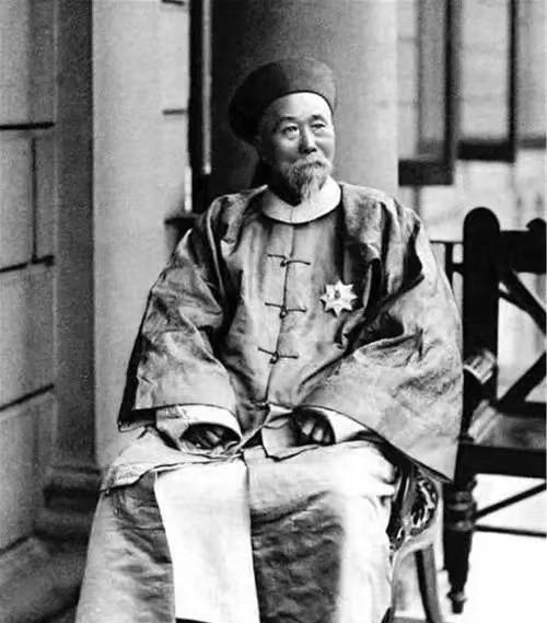 1901年，李鸿章逝世时，他的孙子们继承了高达280亿的巨额财产，然而，51年后