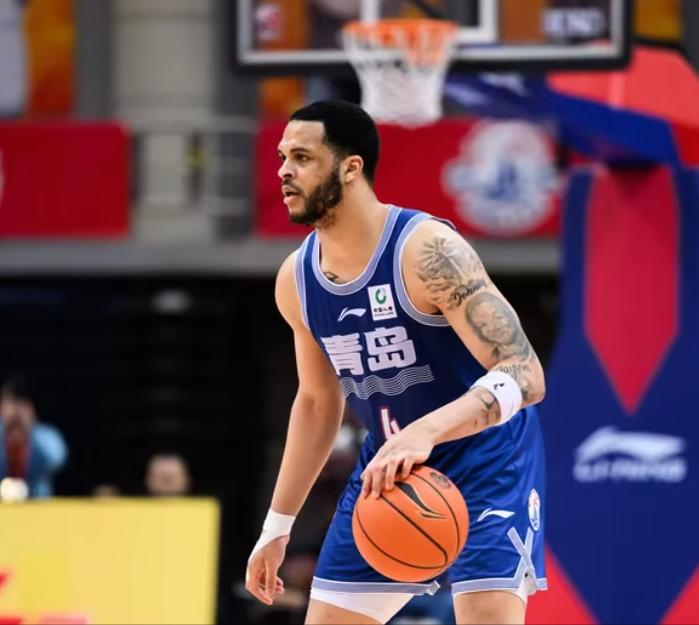 CBA赛场争议：刘维伟场边怒斥威瑟斯庞，球迷质疑双重标准

昨晚CBA常规赛中，