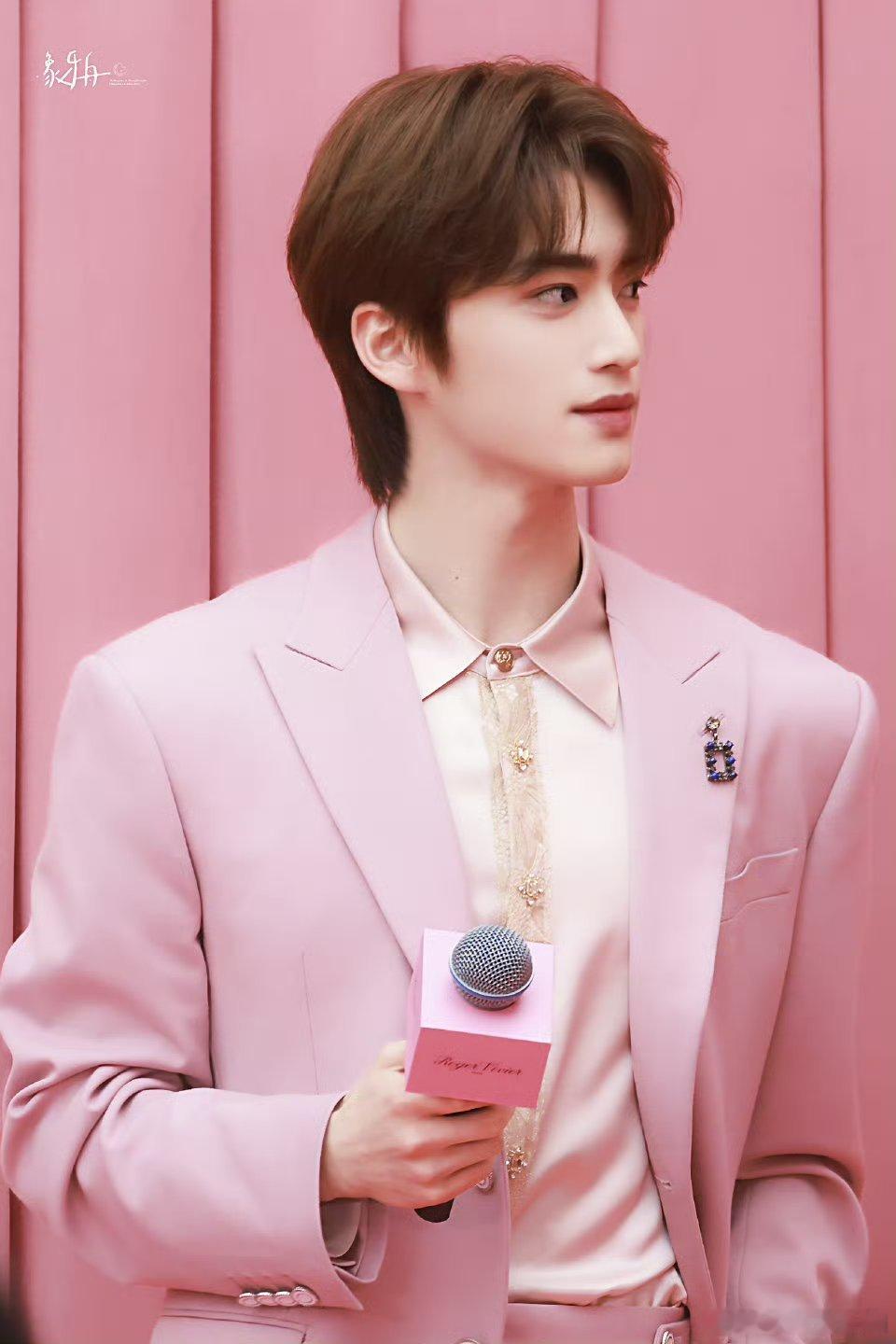 张康乐粉色缎面西装造型  贵气与少年气的完美结合