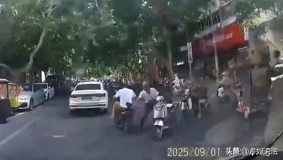在一个路口，一位大爷骑着电动车逆行，一路行驶、一路寻找“猎物”。一位小伙子骑电动