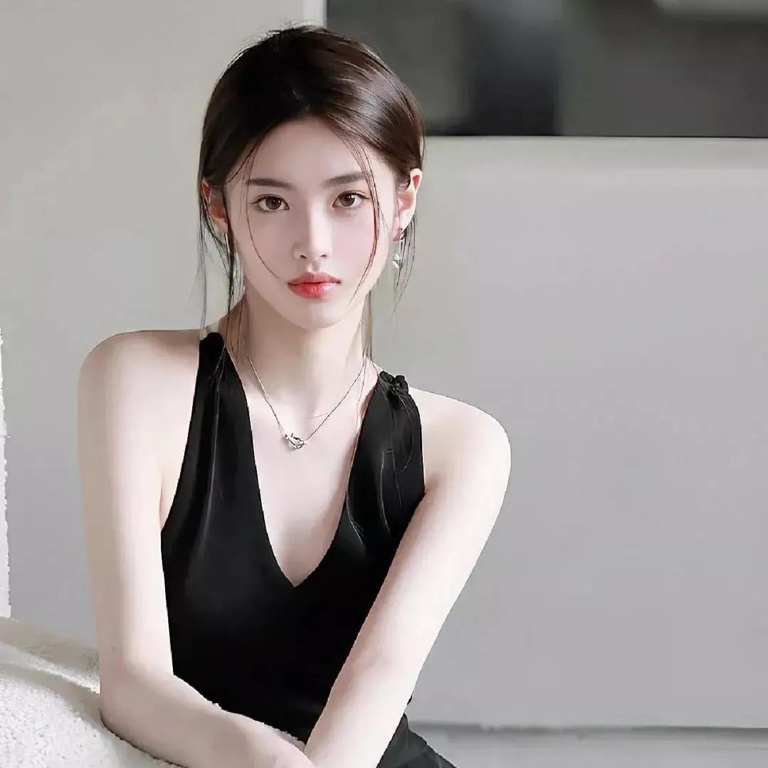 黑丝缎连衣裙，优雅迷人，少女心满满！