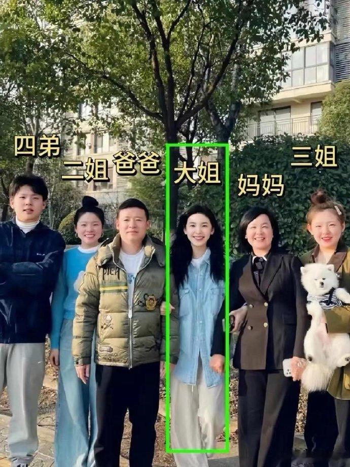 基因真奇妙，章若楠全家颜值一般，她却凭美貌杀进演艺圈，完美遗传美貌基因，如同二次