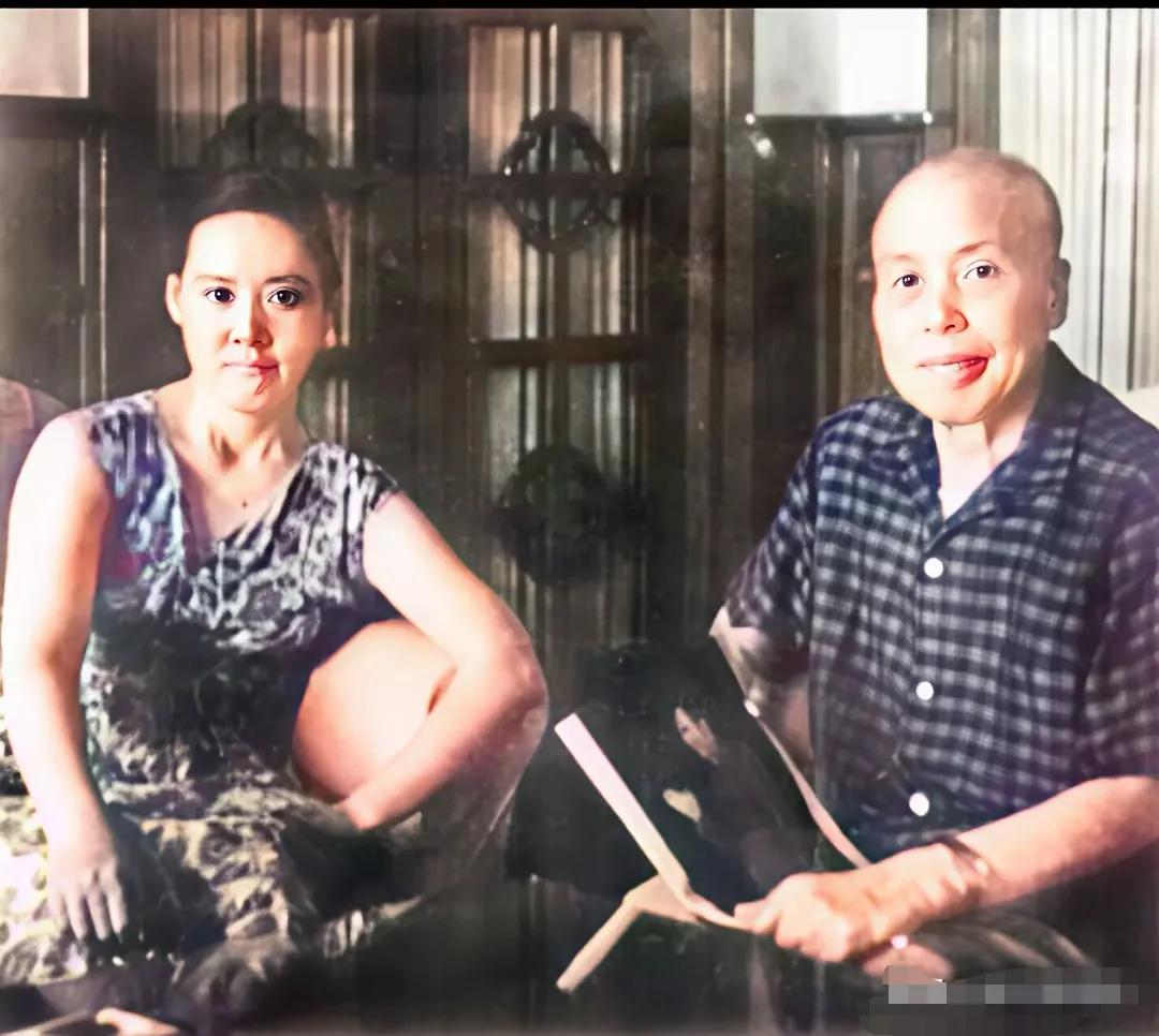 这张照片拍摄于1966年，李宗仁和妻子胡友松的新婚合影。两人的相识始于1965年
