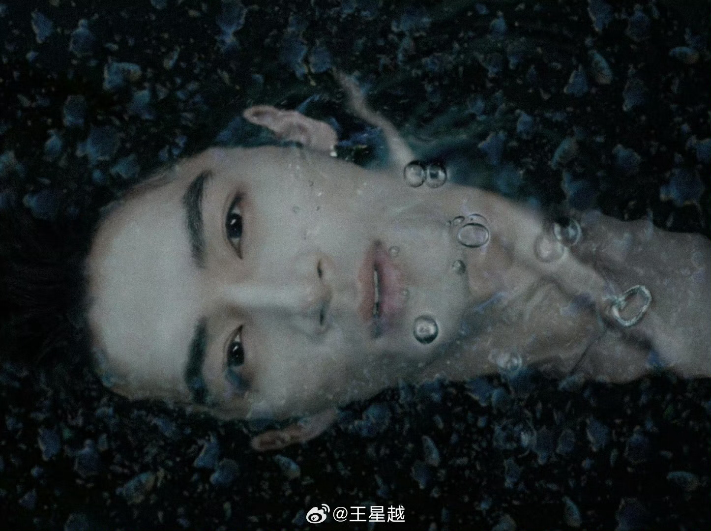 王星越晒外甥女庆生画王星越24岁庆生照王星越晒24岁的庆生照，还要外甥女给他画的