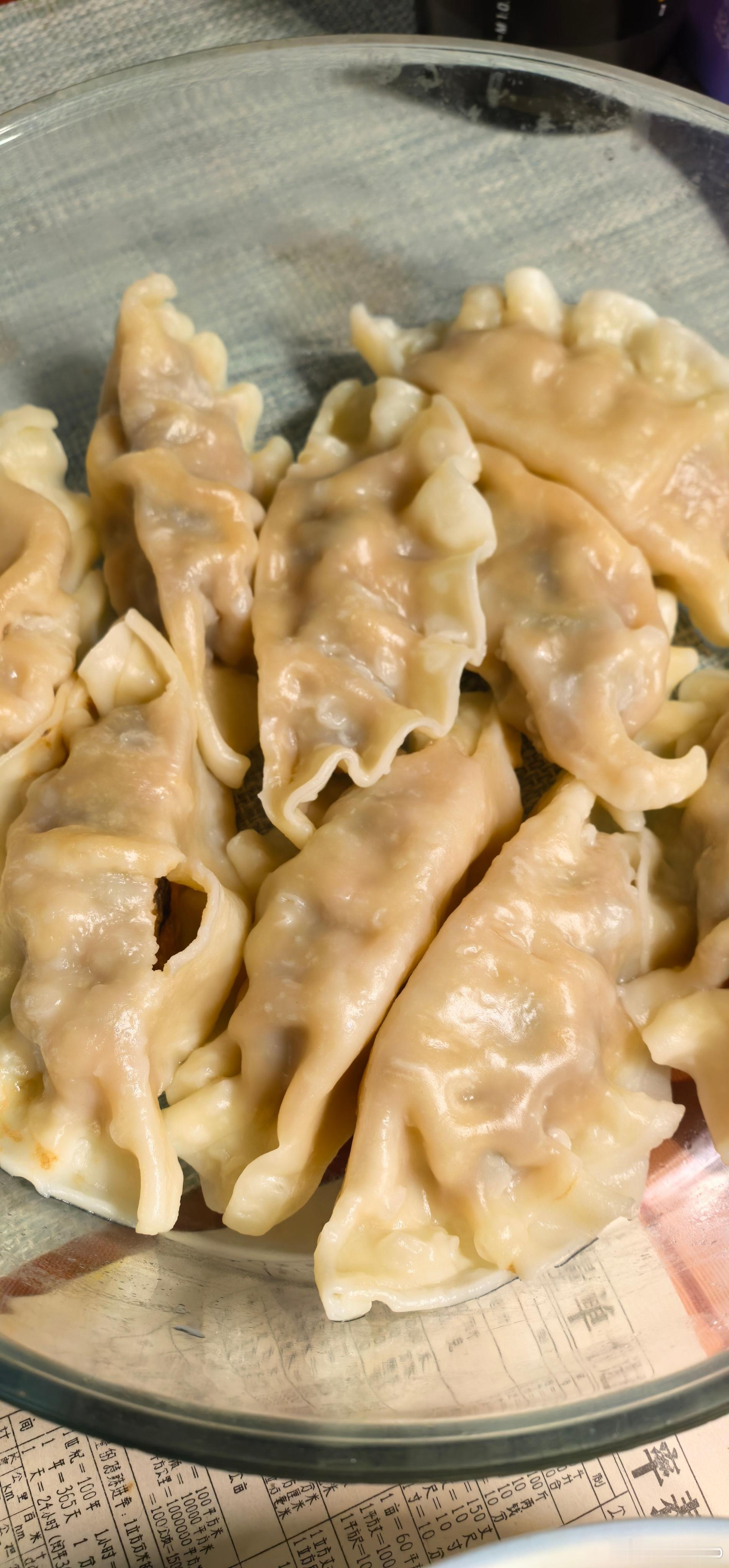 冬至午餐。小朋友对比了三个黑芝麻馅汤圆，推荐柿柿如意款。 状元饺子也不错，被要求