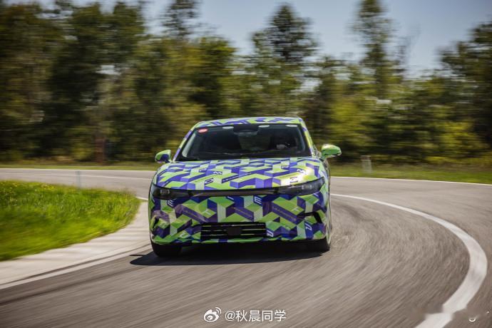 零跑Lafa5官方谍照曝光，来说几个重点：1、零跑全新轿跑，全球车，主打年轻运动