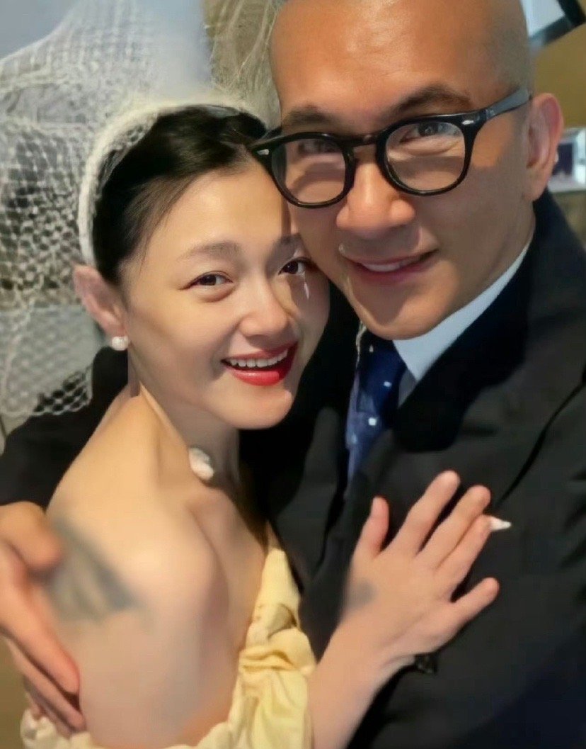 #大S带孩子们韩国游玩# 近日有网友发现大S带着孩子住韩国某豪华酒店，而具俊晔的