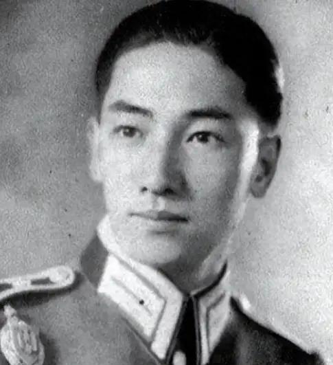 1997年，蒋纬国病逝，宋美龄派人查账，发现养了81年的儿子，身后竟是一堆债务。