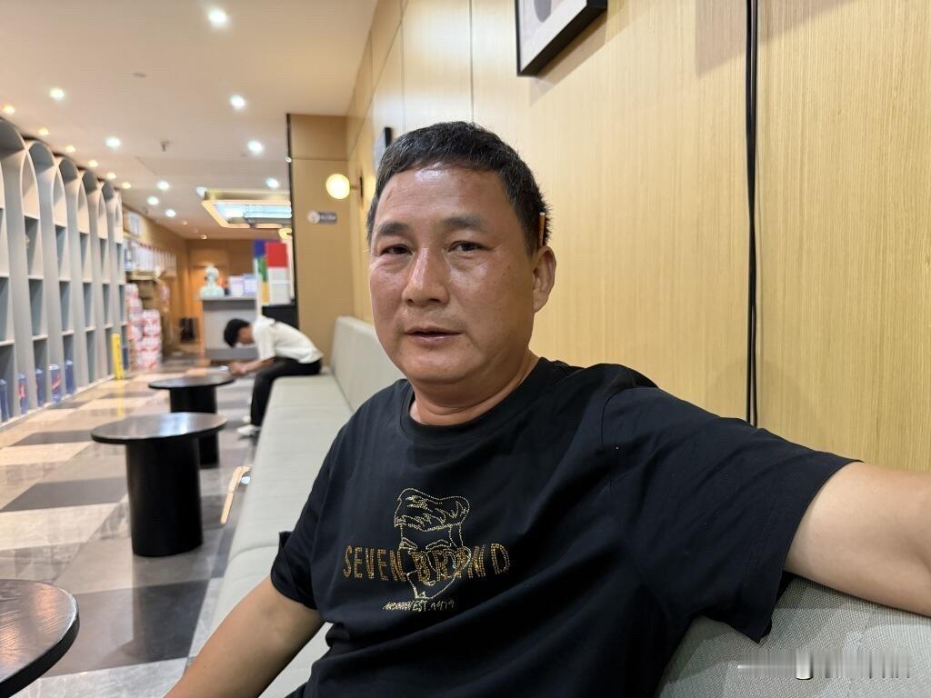 他叫侯开云，是重庆彭水县的一位普通村民。
        在彭水岩崩事件发生前几