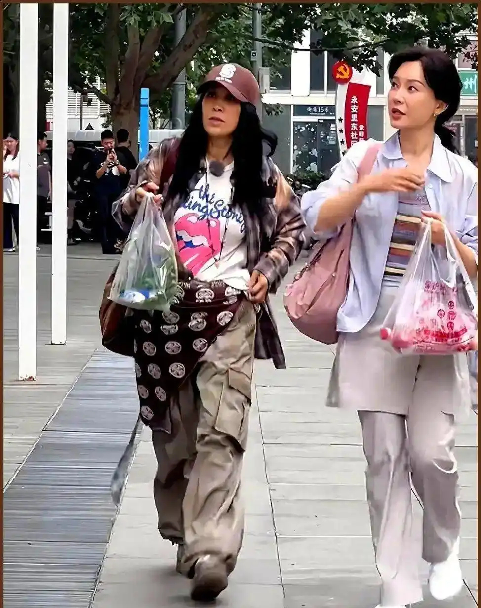 58岁那英穿格子衬衫像大妈被吐槽，48岁陈数一身简约被夸少女，相差十岁为啥穿搭差