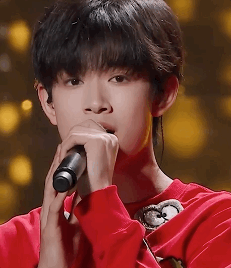 #蝴蝶少年# 美颜大主唱TF三代张极，舞台killing part绝美瞬间，镜头