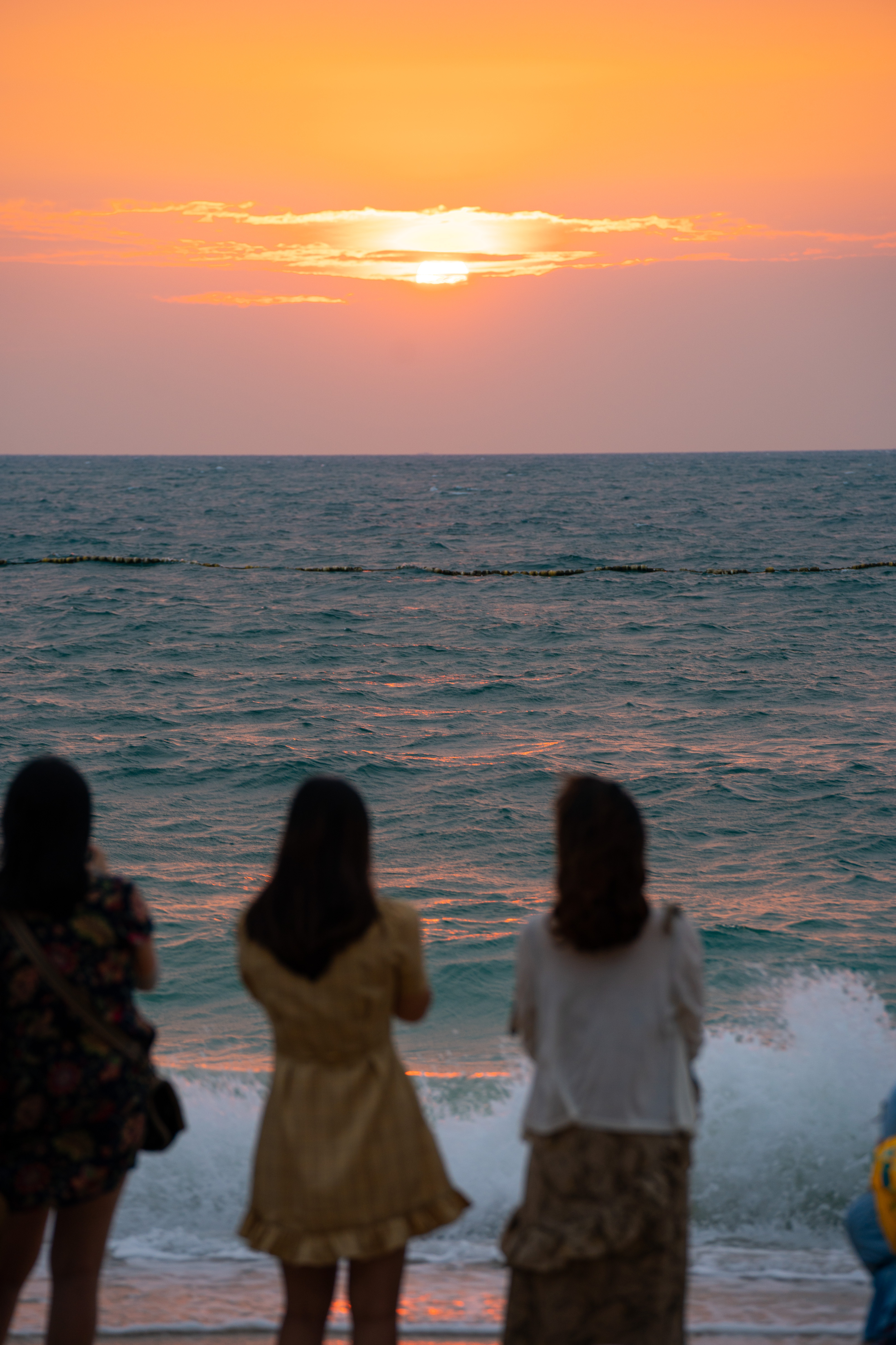 季节改换，从不打招呼说要来要走。阳光凶猛，恍惚间闯进夏天，雪糕、西瓜和电风扇，天