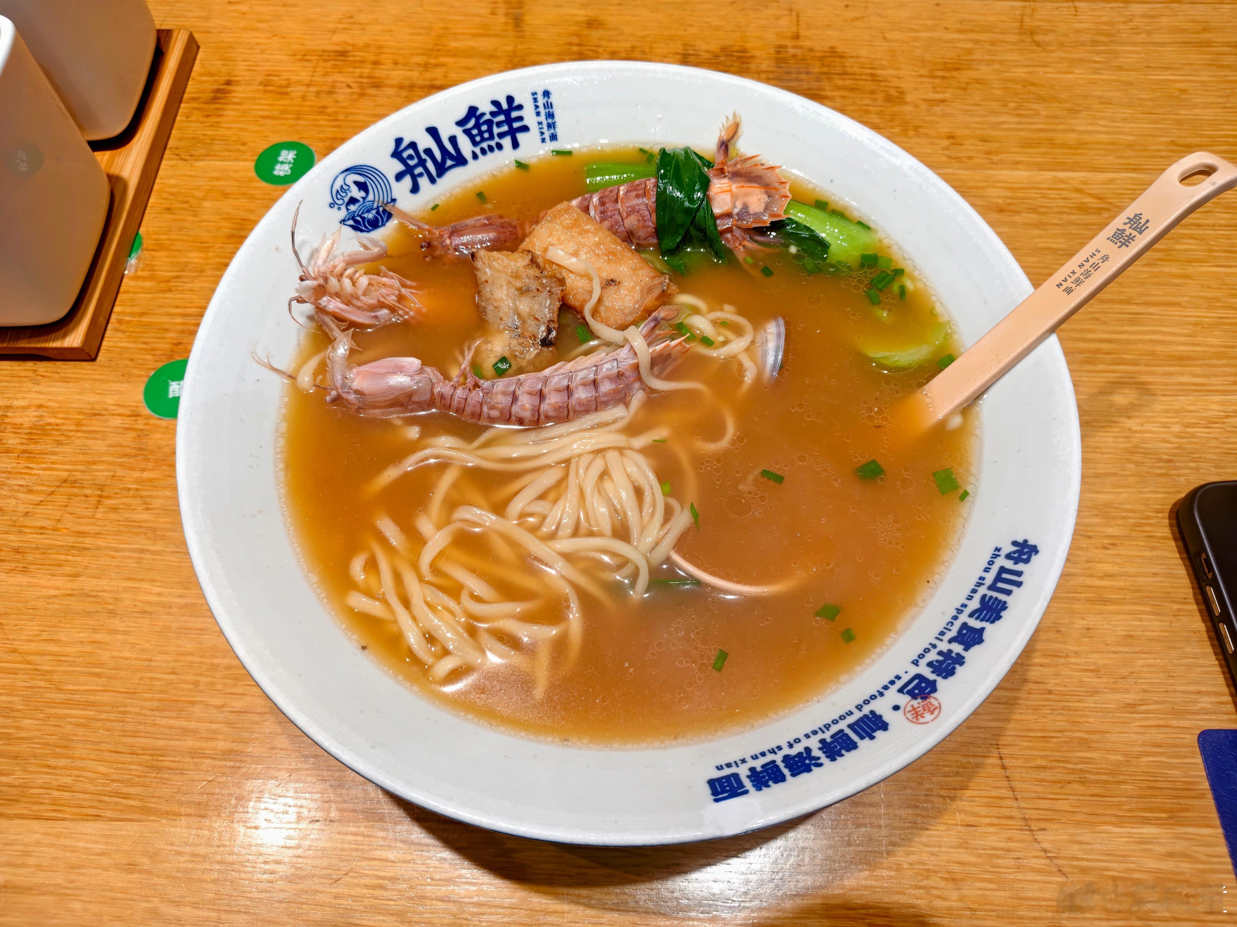 舟山的海鲜面真是一绝还没吃过这么好吃的带鱼一碗花了48块钱 