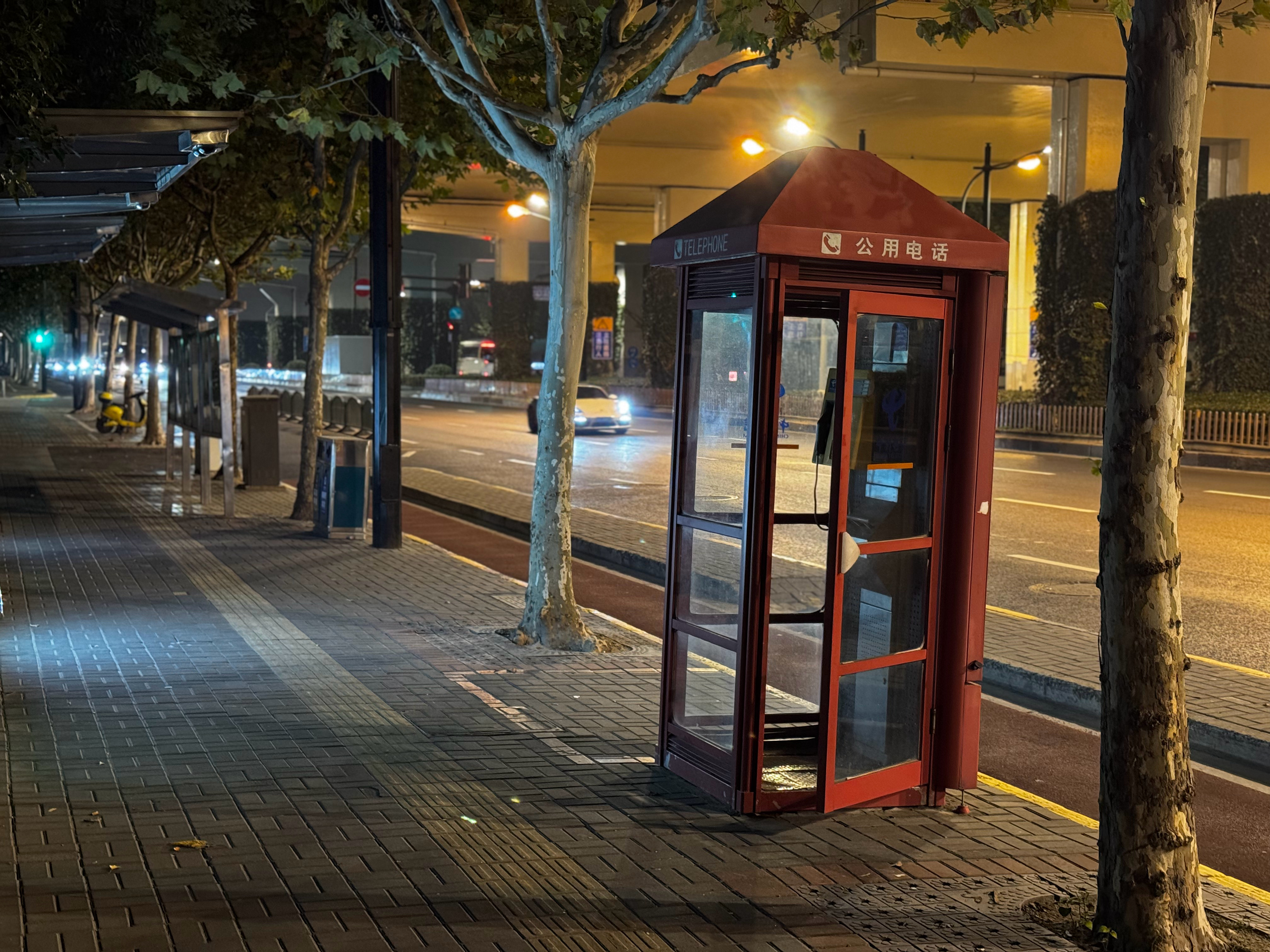 感觉最近连续的几个差最开心的时候就是刚刚这两三个小时。一个人漫无目的地在一个陌生