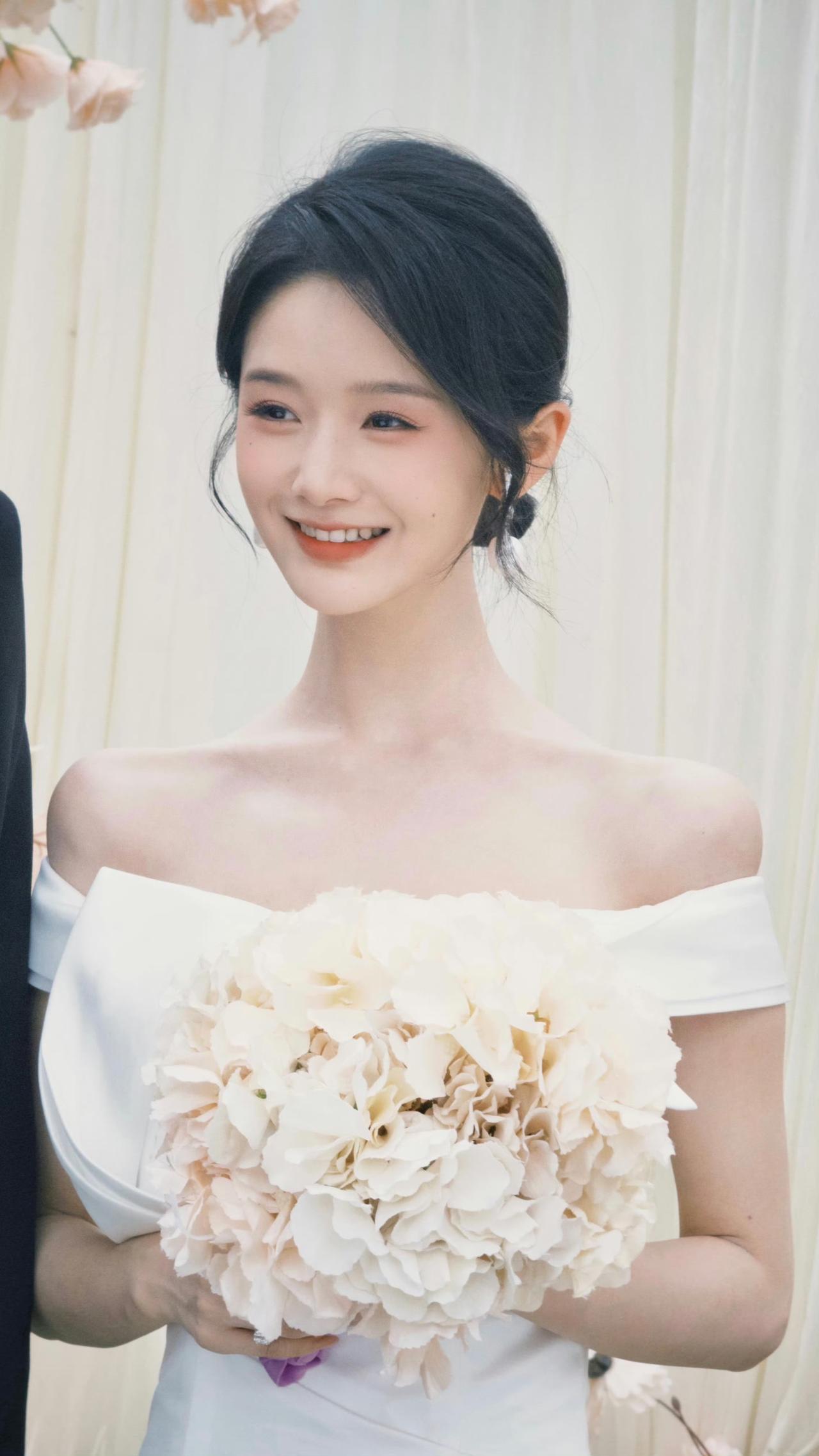 至春禾这套婚纱妆造，温柔新娘感太绝了