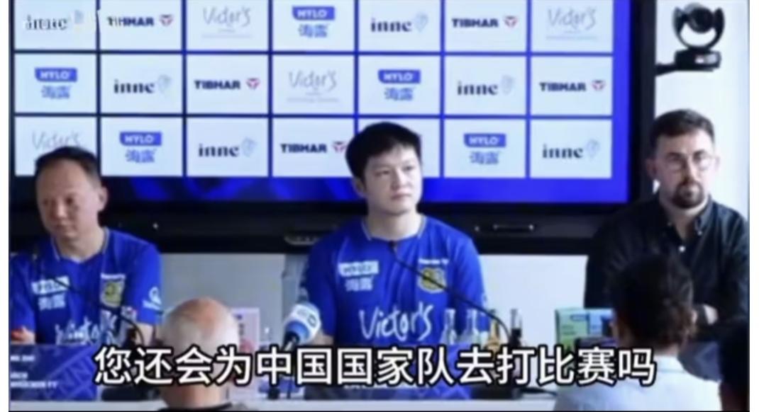 面对记者的刁钻问题，看东哥如何高情商化解尴尬，

记者问：
您将来还会为中国国家
