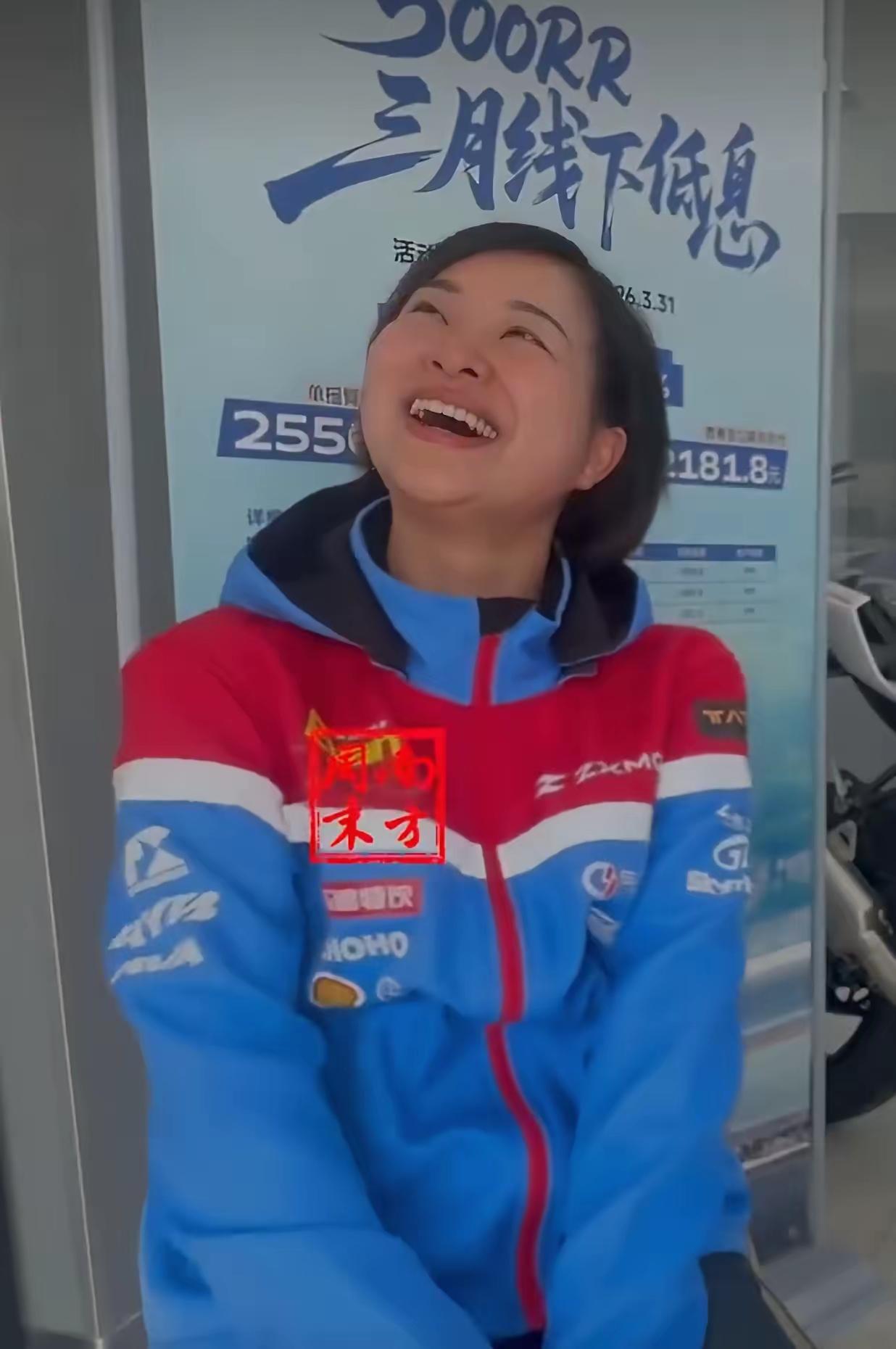 致敬创业者与默默付出的家属
 
张雪的妻子陈星伊接受采访，让我感动的笑容。
对任