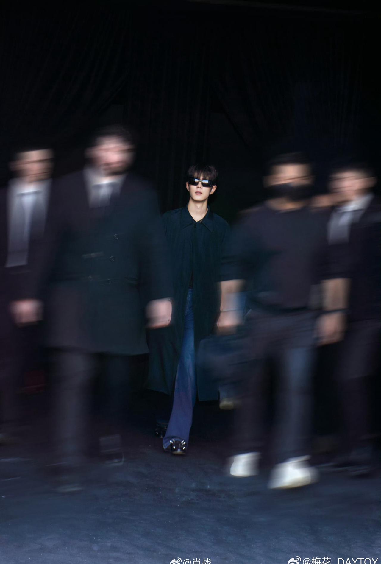 肖战肖战米兰时装周xz肖战 
从秀场矜贵气场，到下班温柔松弛，一冷一暖尽是风情。