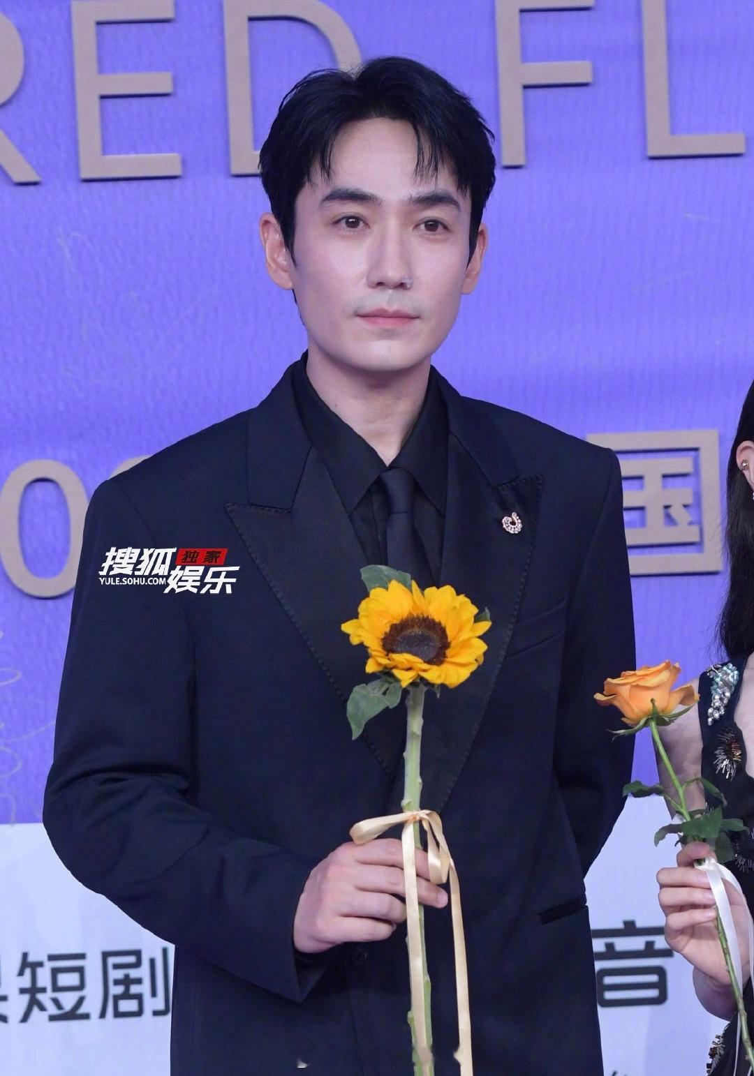 百花奖红毯生图第一波！朱一龙、易烊千玺携作品而来，状态如何？ 