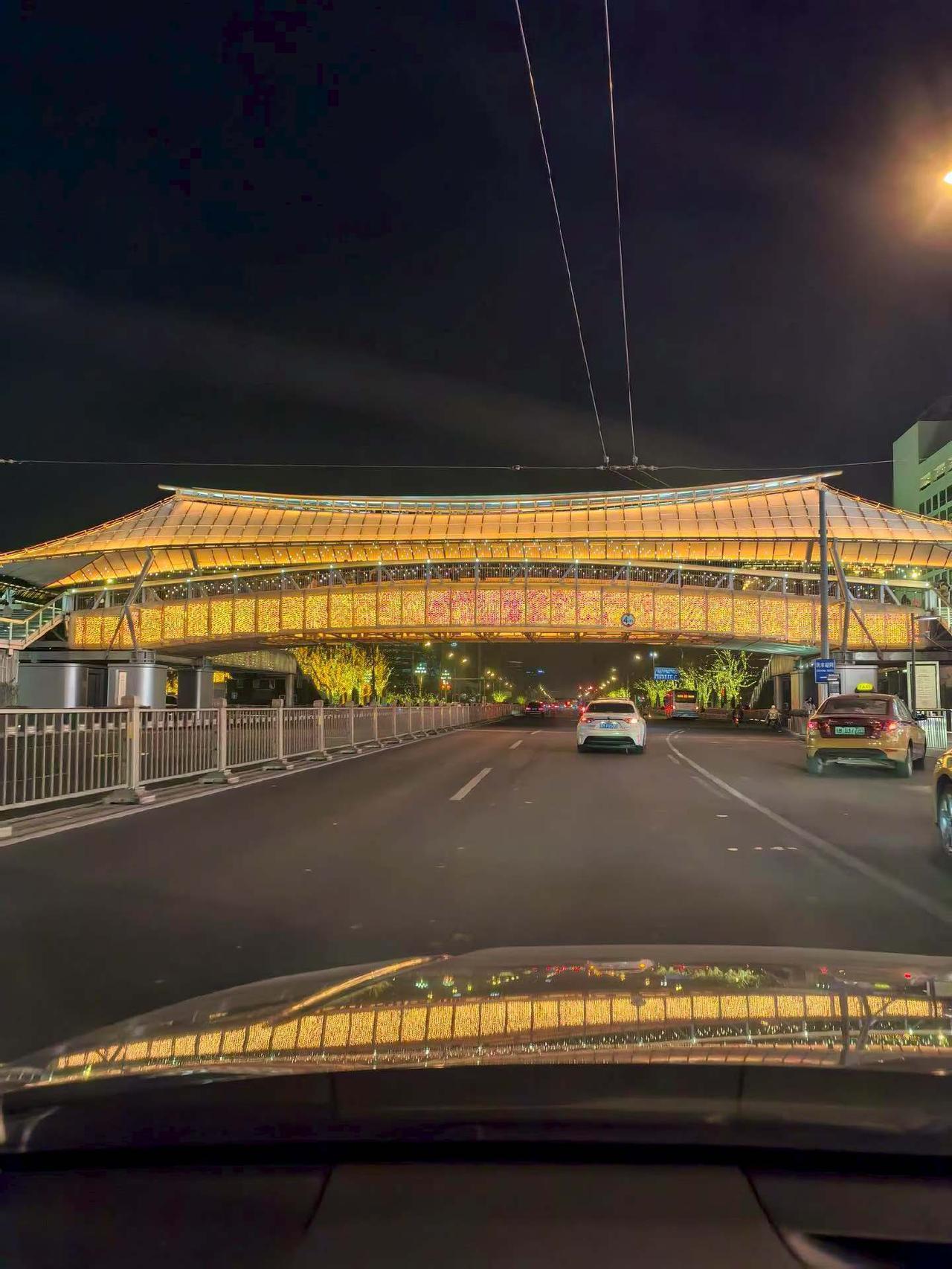 爱国精神代代相传，为了保卫祖国孩子们为国捐躯了，此时此刻老司令白发人送黑发人来到