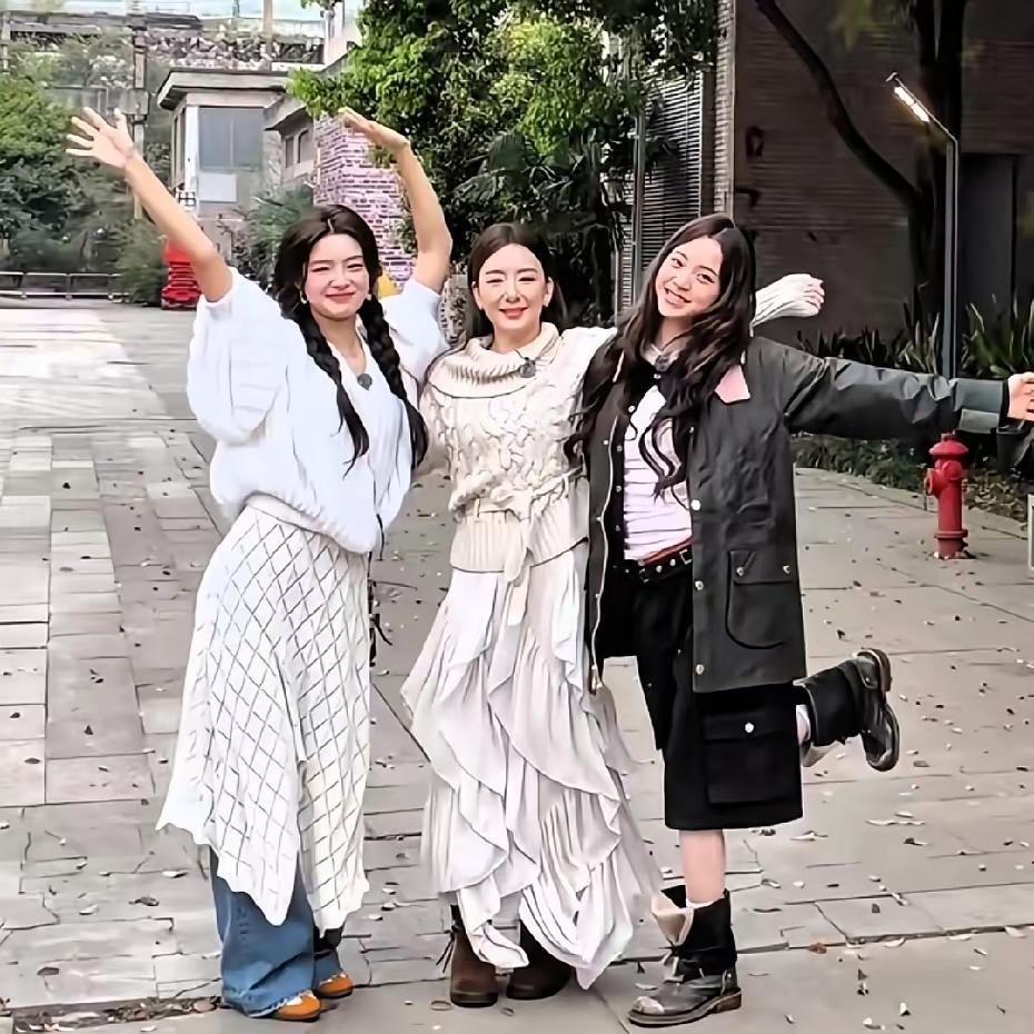 方媛与欧阳娜娜录制综艺互动可爱，相处融洽。38岁的方媛状态极佳，少女感十足，颜值