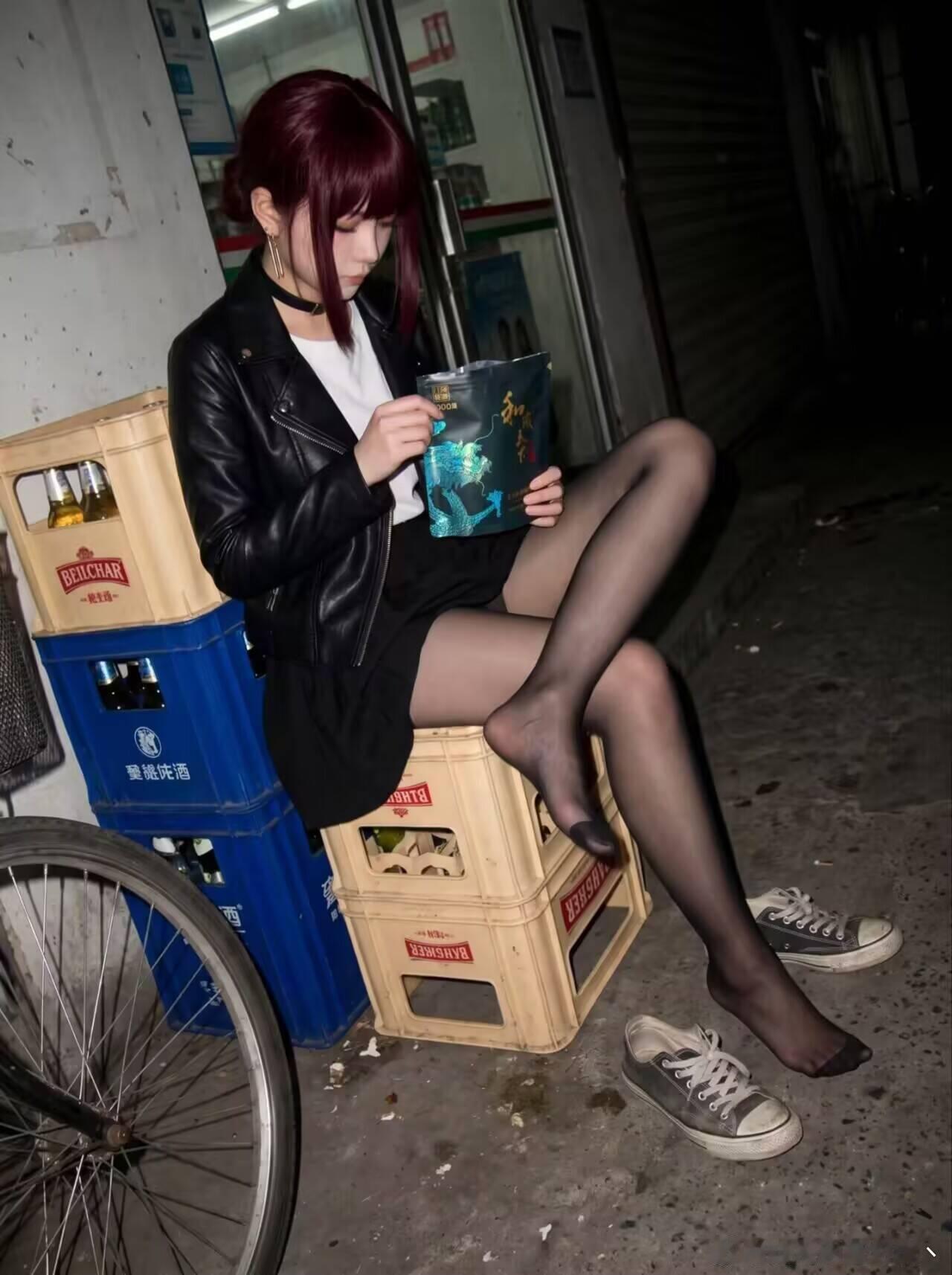 躲在超市后门嚼槟榔的山田小姐 