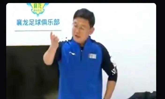 他说要拆掉那座“家里有矿才能踢球”的围墙。
可他自己的青训机构却追着退学员要18