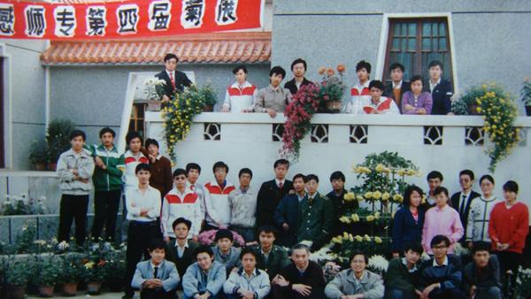 当年老师在讲台上意气风发，妙语连珠地讲解着复杂的数学公式，我们在台下全神贯注地聆