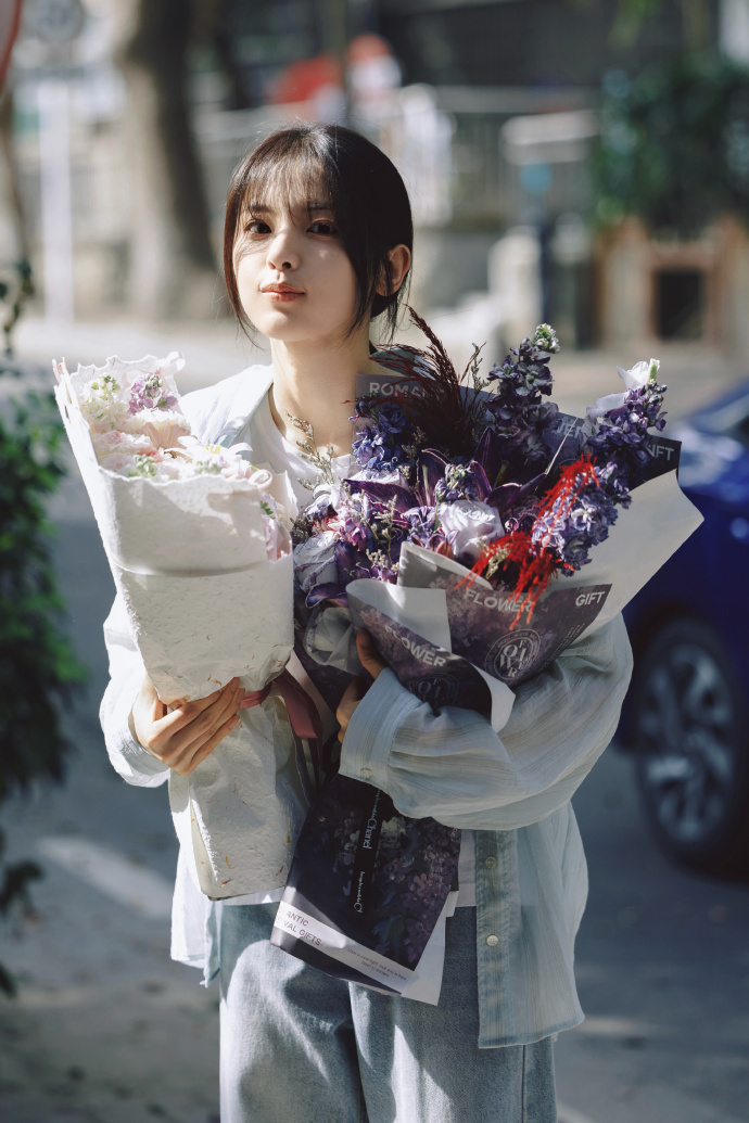 杨超越郑雨捧花杀青照 杨超越郑雨捧花杀青照，杨超越《今天是太阳雨》杀青啦，今日暂