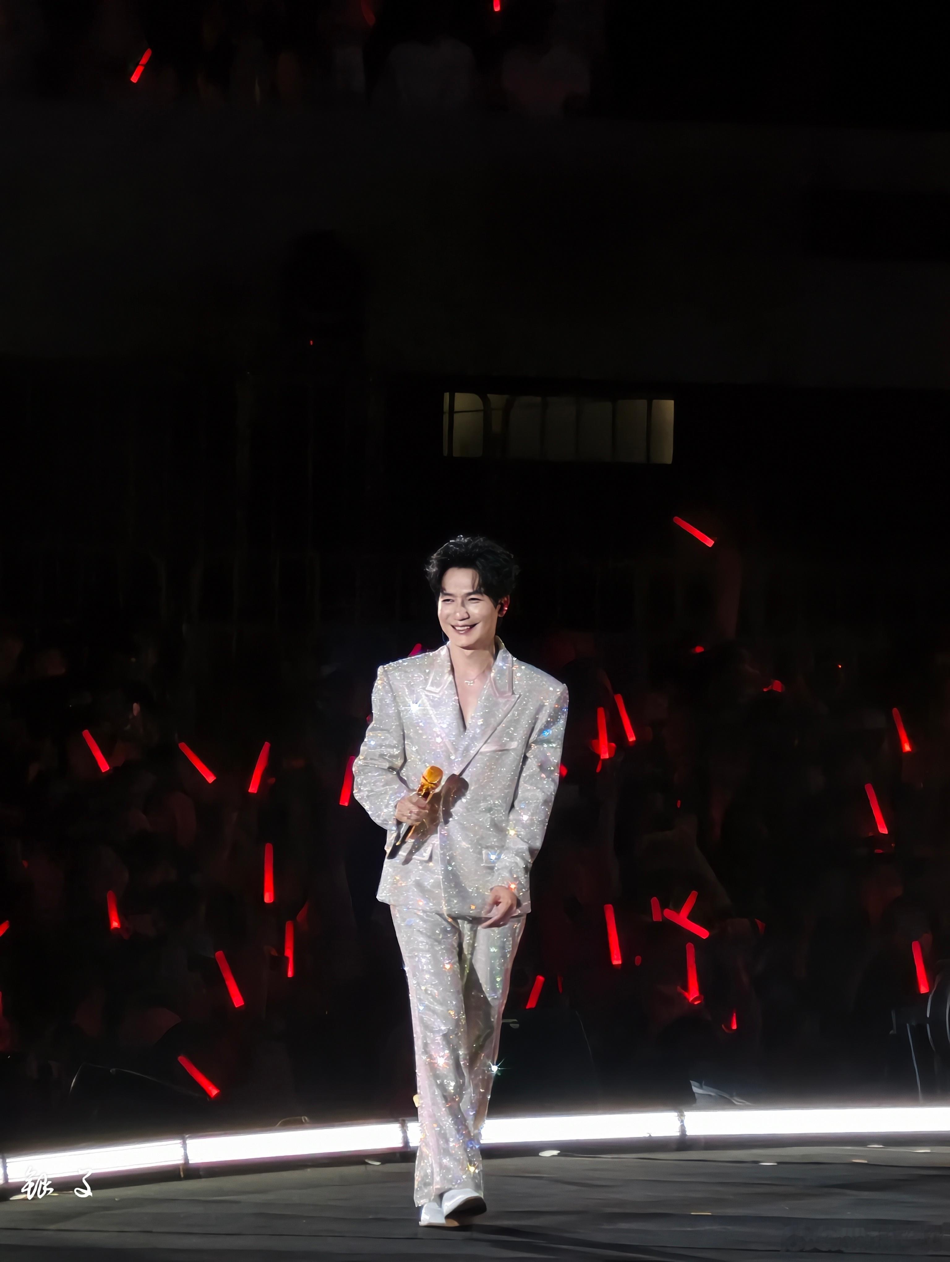 超闪亮的《一夜》陈楚生荒芜之境苏州站 [音乐]陈楚生荒芜之境演唱会 ​​​