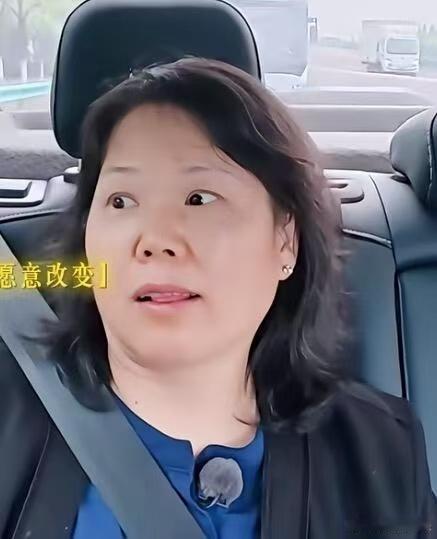 路人看到张家齐妈妈这样，
谁不觉得惨，
怎么会有这样的妈？

就不说她妈那些控制