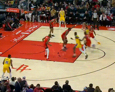 艾顿丢大脸了！

篮下硬抗卡佩拉，结果怼了两下，反倒远离篮筐了，这都是个什么操作