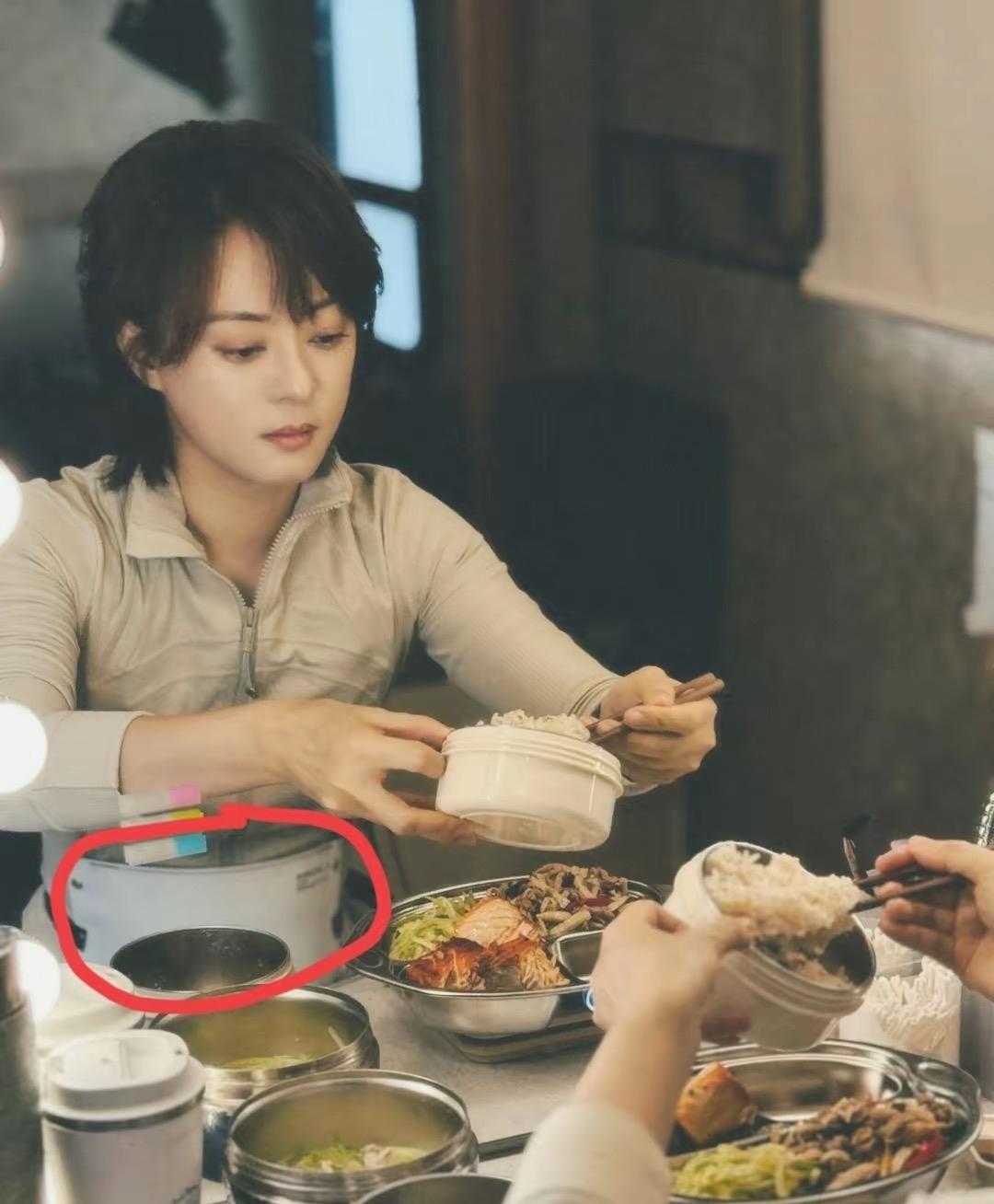 孙俪在剧组吃午饭被拍到，面前摆着电子秤，菜夹起来先称重才入口，肚子上还贴着艾灸贴
